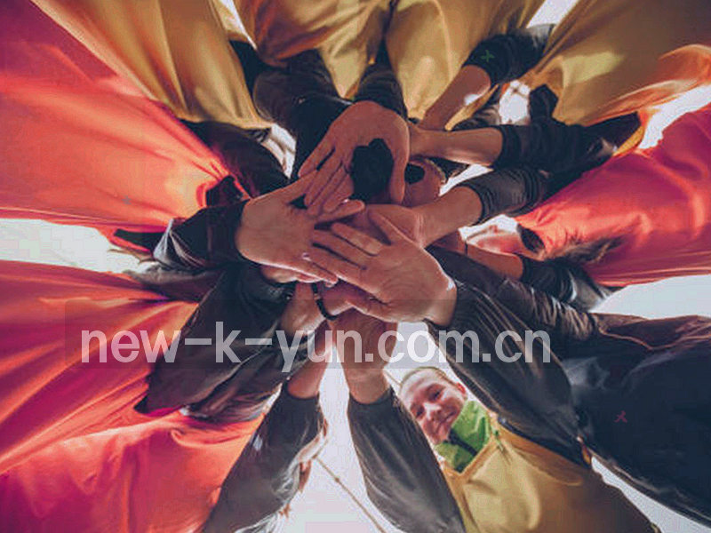 未来感红色和黑色体育场建筑，数据流环绕